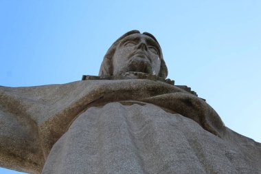 Portekiz 'deki Cristo Rei Anıtı. 28 Mayıs 2021, Lizbon, Portekiz: Lizbon Kralı, inşaatı 1934 yılına dayanan Avrupa 'nın en inanılmaz turistik yerlerinden biri olarak kabul edilir.