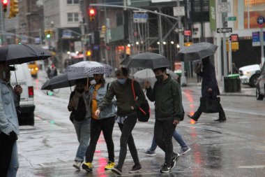Anma Günü 'nde New York' ta yağış var. 28 Mayıs 2021, New York, ABD: Bugün ve New York 'taki Anma Günü boyunca yağışlar devam ediyor. İnsanlar şemsiyelerini kullanarak yağmurdan korunmaya çalışıyorlar.