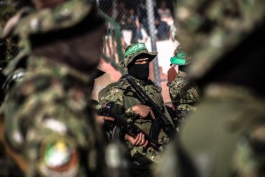 El Kassam Tugayları 'nın güney Gazze Şeridi' ndeki askeri geçit töreni. 29 Mayıs 2021 - Gazze Şeridi, Filistin Toprakları: Filistin hareketi Hamas 'ın askeri kanadı Izz al-Din el-Qassam Tugayları' ndan silahlı adamlar