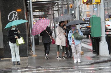 Anma Günü 'nde New York' ta yağış var. 28 Mayıs 2021, New York, ABD: Bugün ve New York 'taki Anma Günü boyunca yağışlar devam ediyor. İnsanlar şemsiyelerini kullanarak yağmurdan korunmaya çalışıyorlar.