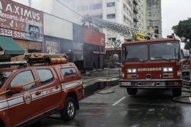 Sao Paulo 'da yangın. 29 Mayıs 2021, Sao Paulo, Brezilya: İtfaiyeciler Sao Paulo şehir merkezindeki Av Rio Branco 'da bir motosiklet ticari mağazasında yangınla mücadele ediyorlar. Kimse yaralanmadı.