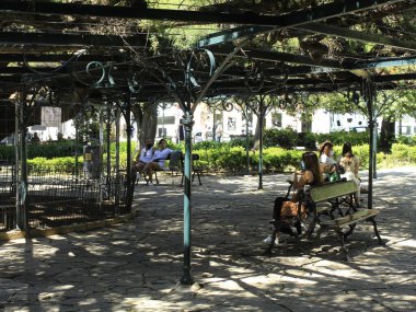 Lizbon 'da turizmin yeniden açılması. 29 Mayıs 2021, Lizbon, Portekiz: Bu Cumartesi Portekiz 'in Lizbon kentinde, Principe Real bahçesinde insan dolaşımı)