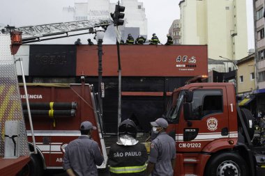 Sao Paulo 'da yangın. 29 Mayıs 2021, Sao Paulo, Brezilya: İtfaiyeciler Sao Paulo şehir merkezindeki Av Rio Branco 'da bir motosiklet ticari mağazasında yangınla mücadele ediyorlar. Kimse yaralanmadı.