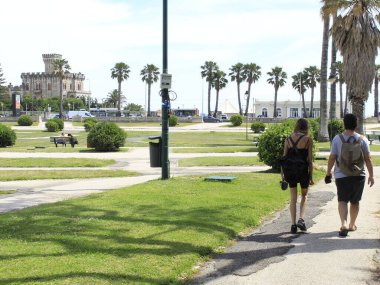 Estoril Kumarhanesi 'nin manzarası. 27 Mayıs 2021, Lizbon, Portekiz: Lizbon 'a 18 km mesafedeki Portekiz Riviera bölgesindeki Cascais, Estoril' de yer alan Casino Estoril bahçesinin manzarası. Uzay genellikle sosyal ve kültürel etkinliklere ev sahipliği yapar