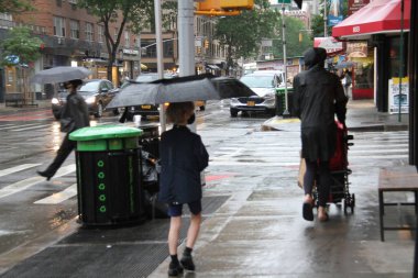 Anma Günü 'nde New York' ta yağış var. 28 Mayıs 2021, New York, ABD: Bugün ve New York 'taki Anma Günü boyunca yağışlar devam ediyor. İnsanlar şemsiyelerini kullanarak yağmurdan korunmaya çalışıyorlar.