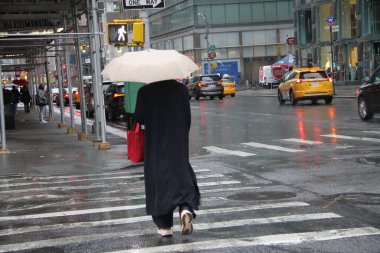 Anma Günü 'nde New York' ta yağış var. 28 Mayıs 2021, New York, ABD: Bugün ve New York 'taki Anma Günü boyunca yağışlar devam ediyor. İnsanlar şemsiyelerini kullanarak yağmurdan korunmaya çalışıyorlar.