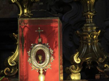 Lizbon 'daki Santo Antonio Kilisesi. 30 Mayıs 2021, Lizbon, Portekiz: İddiaya göre Santo 'nun kemikleri sunağın sunak kısmında ve çenenin mahzeninde sergileniyor.