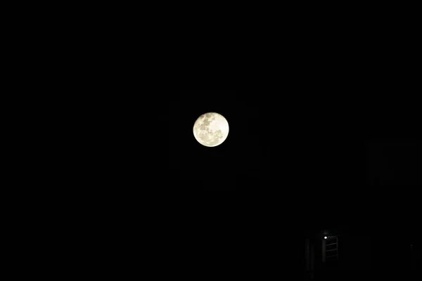 从圣保罗市中心看到满月 2021年5月27日 巴西圣保罗 本周四 27日 从圣保罗市中心的Bela Vista地区可以看到满月 — 图库照片
