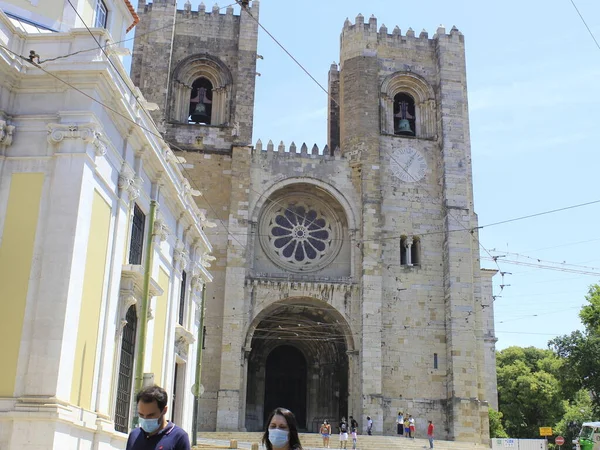 リスボン大聖堂またはサンタ マリア大聖堂 2021年5月30日ポルトガル リスボン この日はリスボン大聖堂やサンタ マリア教会を訪れる観光客が多かった — ストック写真