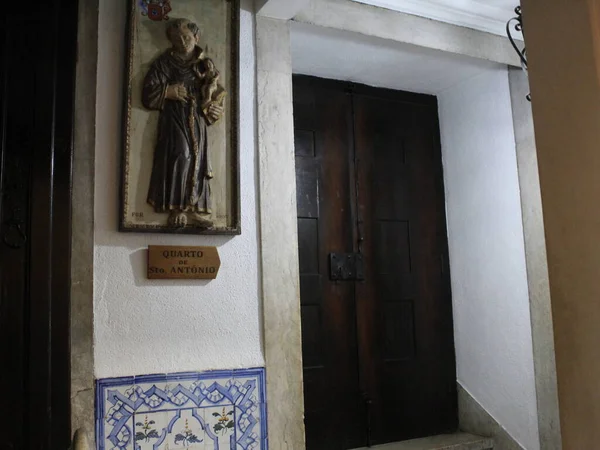 リスボンのサント アントニオ教会 ポルトガルのリスボン2021年5月30日 サントの骨のうち2点が大腿骨の祭壇部分と顎の地下部分に展示されていると伝えられている — ストック写真