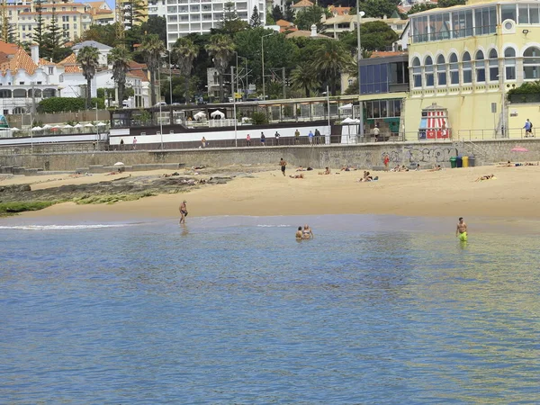 Května2021 Lisabon Portugalsko Pohyb Koupajících Pláži Azarujinha Pobřeží Estoril Portugalsko — Stock fotografie