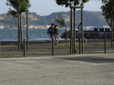 Lisboa (Portekiz), 31 / 05 / 2021 - İnsanların hareketi ve sokakta spor yapmak