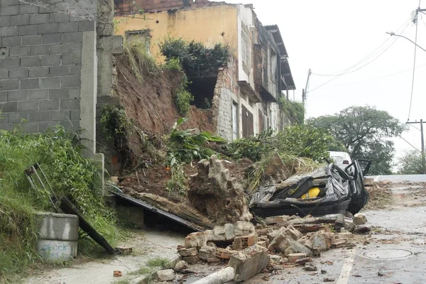 1人が死亡し ジャネイロのサンゴンカロで雨により壁が崩壊した後 3人が負傷した 2021年5月31日ブラジル サンゴンカロ市壁が崩壊し 1名が死亡 3名が負傷 — ストック写真