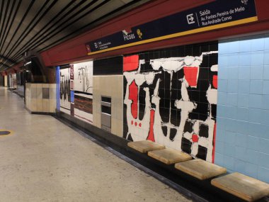 Portekiz 'deki Campo Pequeno metro istasyonu. 1 Haziran 2021, Lizbon, Portekiz: Cumhuriyet Bulvarı 'ndaki Campo Pequeno metro istasyonunda heykeltıraş Francisco Simoes ve ressam Maria Kell' in eserlerinin görüntüsü