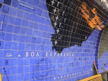 Lizbon 'daki en güzel metro istasyonları Laranjeiras İstasyonu. 2 Haziran 2021, Lizbon, Portekiz: Laranjeiras istasyonundaki heykeltıraş Fernando Conduto işbirliğiyle sanatçı Rolando Sa Nogueira tarafından yapılan güzel 'portakalların' görüntüsü