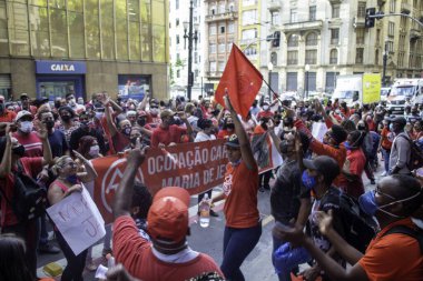 Sao Paulo 'da konut protestosu. 2 Haziran 2021, Sao Paulo, Brezilya: MTST (Evsiz İşçiler Hareketi) ile bağlantılı protestocular, Sao Paulo Tarih Merkezi 'ndeki Libero Badaro caddesini Çarşamba günü öğleden sonra konut protestosu sırasında trafiğe kapattılar. 