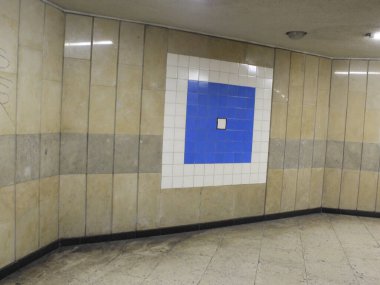 Portekiz 'deki Campo Pequeno metro istasyonu. 1 Haziran 2021, Lizbon, Portekiz: Cumhuriyet Bulvarı 'ndaki Campo Pequeno metro istasyonunda heykeltıraş Francisco Simoes ve ressam Maria Kell' in eserlerinin görüntüsü