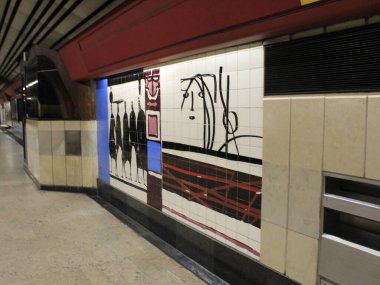 Portekiz 'deki Campo Pequeno metro istasyonu. 1 Haziran 2021, Lizbon, Portekiz: Cumhuriyet Bulvarı 'ndaki Campo Pequeno metro istasyonunda heykeltıraş Francisco Simoes ve ressam Maria Kell' in eserlerinin görüntüsü