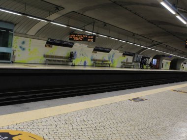 Lizbon 'daki en güzel metro istasyonları Laranjeiras İstasyonu. 2 Haziran 2021, Lizbon, Portekiz: Laranjeiras istasyonundaki heykeltıraş Fernando Conduto işbirliğiyle sanatçı Rolando Sa Nogueira tarafından yapılan güzel 'portakalların' görüntüsü