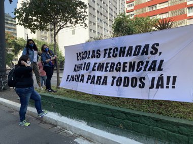 1 Haziran 2021, Sao Paulo, Brezilya: Eğitim profesyonelleri Sao Paulo Belediye Meclisi önünde herkese aşı yapılmasını talep ediyorlar,