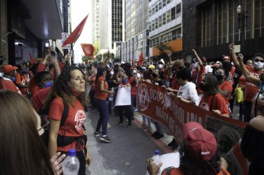 Sao Paulo 'da konut protestosu. 2 Haziran 2021, Sao Paulo, Brezilya: MTST (Evsiz İşçiler Hareketi) ile bağlantılı protestocular, Sao Paulo Tarih Merkezi 'ndeki Libero Badaro caddesini Çarşamba günü öğleden sonra konut protestosu sırasında trafiğe kapattılar. 