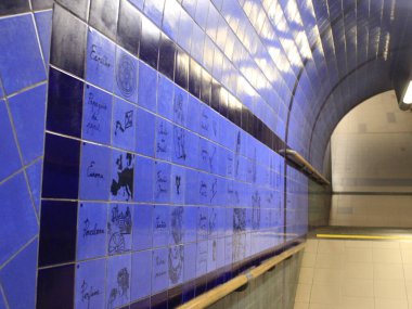 Lizbon 'daki en güzel metro istasyonları Laranjeiras İstasyonu. 2 Haziran 2021, Lizbon, Portekiz: Laranjeiras istasyonundaki heykeltıraş Fernando Conduto işbirliğiyle sanatçı Rolando Sa Nogueira tarafından yapılan güzel 'portakalların' görüntüsü