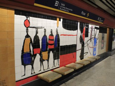 Portekiz 'deki Campo Pequeno metro istasyonu. 1 Haziran 2021, Lizbon, Portekiz: Cumhuriyet Bulvarı 'ndaki Campo Pequeno metro istasyonunda heykeltıraş Francisco Simoes ve ressam Maria Kell' in eserlerinin görüntüsü