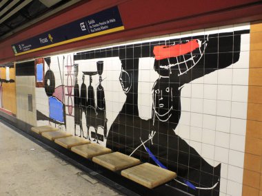 Portekiz 'deki Campo Pequeno metro istasyonu. 1 Haziran 2021, Lizbon, Portekiz: Cumhuriyet Bulvarı 'ndaki Campo Pequeno metro istasyonunda heykeltıraş Francisco Simoes ve ressam Maria Kell' in eserlerinin görüntüsü