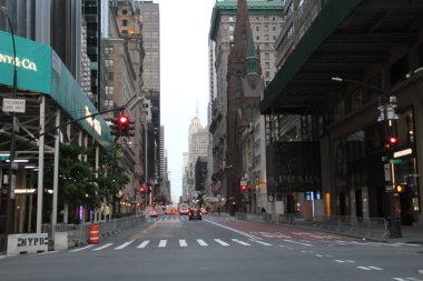 Dawn 'da sessiz bir New York şehri. 2 Haziran 2021, New York, ABD: Herkes sokaklara dökülmeye hazırlanırken, New York sokaklarının güzel sessiz manzarası şafak vakti çekiliyor