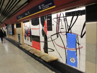 Portekiz 'deki Campo Pequeno metro istasyonu. 1 Haziran 2021, Lizbon, Portekiz: Cumhuriyet Bulvarı 'ndaki Campo Pequeno metro istasyonunda heykeltıraş Francisco Simoes ve ressam Maria Kell' in eserlerinin görüntüsü