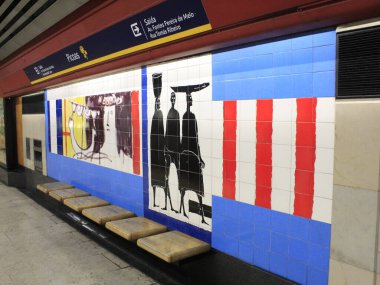 Portekiz 'deki Campo Pequeno metro istasyonu. 1 Haziran 2021, Lizbon, Portekiz: Cumhuriyet Bulvarı 'ndaki Campo Pequeno metro istasyonunda heykeltıraş Francisco Simoes ve ressam Maria Kell' in eserlerinin görüntüsü