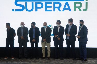 Rio de Janeiro Valisi Claudio Castro yoksullukla savaşmak için SuperaRJ programını başlattı. 2 Haziran 2021, Rio de Janeiro, Brezilya: Rio de Janeiro Valisi, Claudio Castro SuperaRJ programını başlatma töreninde