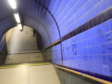 Lizbon 'daki en güzel metro istasyonları Laranjeiras İstasyonu. 2 Haziran 2021, Lizbon, Portekiz: Laranjeiras istasyonundaki heykeltıraş Fernando Conduto işbirliğiyle sanatçı Rolando Sa Nogueira tarafından yapılan güzel 'portakalların' görüntüsü