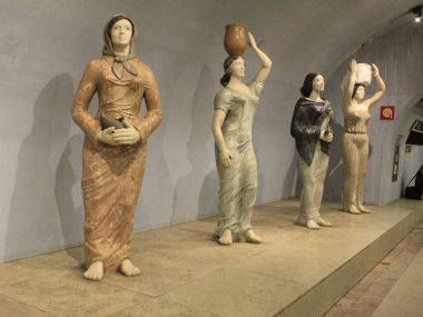 Portekiz 'deki Campo Pequeno metro istasyonu. 1 Haziran 2021, Lizbon, Portekiz: Cumhuriyet Bulvarı 'ndaki Campo Pequeno metro istasyonunda heykeltıraş Francisco Simoes ve ressam Maria Kell' in eserlerinin görüntüsü