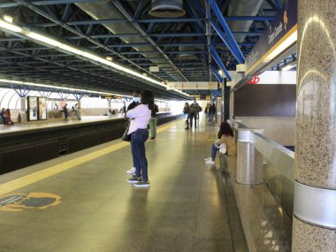 Yeşil ve Sarı hatların birleştiği Lizbon 'un en büyük ve en önemli istasyonlarından biri olarak kabul edilen Campo Grande metro istasyonunun manzarası