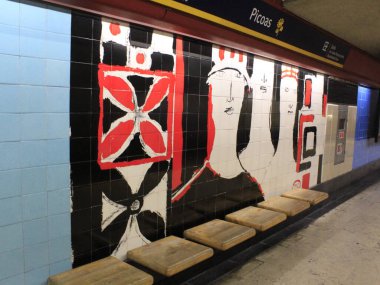 Portekiz 'deki Campo Pequeno metro istasyonu. 1 Haziran 2021, Lizbon, Portekiz: Cumhuriyet Bulvarı 'ndaki Campo Pequeno metro istasyonunda heykeltıraş Francisco Simoes ve ressam Maria Kell' in eserlerinin görüntüsü