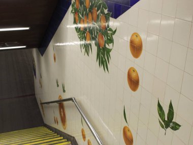Lizbon 'daki en güzel metro istasyonları Laranjeiras İstasyonu. 2 Haziran 2021, Lizbon, Portekiz: Laranjeiras istasyonundaki heykeltıraş Fernando Conduto işbirliğiyle sanatçı Rolando Sa Nogueira tarafından yapılan güzel 'portakalların' görüntüsü