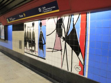 Portekiz 'deki Campo Pequeno metro istasyonu. 1 Haziran 2021, Lizbon, Portekiz: Cumhuriyet Bulvarı 'ndaki Campo Pequeno metro istasyonunda heykeltıraş Francisco Simoes ve ressam Maria Kell' in eserlerinin görüntüsü