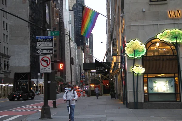 Bandeiras Arco Íris Exibidas Bergdorf Goodmanns Building Para Celebrar Mês — Fotografia de Stock