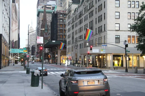 레인보우 플래그 Rainbow Flags 데스의 기념하기 Bergdorf Goodmanns Building 전시되었다 — 스톡 사진