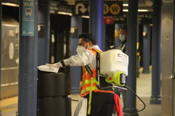 夜明けに勤務する地下鉄の労働者 2021年6月2日 ニューヨーク市地下鉄が機能し 保護されるために 多くのことが舞台裏で起こっています 労働者はゴミの除去 すべてを準備する準備ができているのを見ています — ストック写真