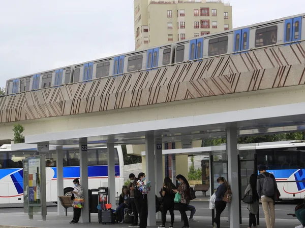 緑と黄色の線が収束リスボンで最大かつ最も重要なの一つと考えカンポ グランデ地下鉄駅の眺め — ストック写真