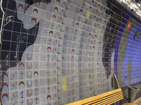 里斯本最漂亮的地铁站 拉兰吉拉斯车站 2021年6月2日 葡萄牙里斯本 艺术家罗兰多 萨诺盖拉与雕塑家费尔南多 孔杜托在拉兰吉拉斯车站合作创作的美丽 — 图库照片