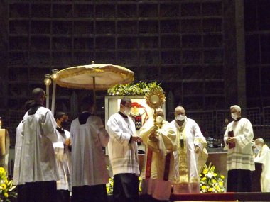  Corpus Christi ayini Rio de Janeiro Başpiskoposu Kardinal Dom Orani Tempesta tarafından kutlanır. 3 Haziran, Rio de Janeiro, Brezilya: Ayin Rio de Janeiro Başpiskoposu Kardinal Dom Orani Tempesta tarafından Perşembe günü Metropolitan Katedrali 'nde kutlandı