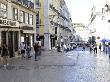 Lizbon 'da turizm. 6 Haziran 2021, Lizbon, Portekiz: Baixo-Chiado ve Rossio istasyonları arasında Pazar günü insan dolaşımı