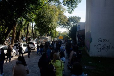 Özel okulların öğretmenleri ve çalışanları Porto Alegre 'de Covid' e karşı aşılandı. 2 Haziran 2021, Porto Alegre, Brezilya: Porto Alegre 'deki özel okulların öğretmenleri ve çalışanları IAPI' de Covid-19 'a karşı aşı için sıraya girdiler