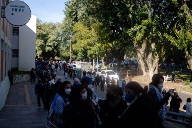 Özel okulların öğretmenleri ve çalışanları Porto Alegre 'de Covid' e karşı aşılandı. 2 Haziran 2021, Porto Alegre, Brezilya: Porto Alegre 'deki özel okulların öğretmenleri ve çalışanları IAPI' de Covid-19 'a karşı aşı için sıraya girdiler