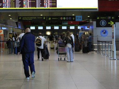 Covid-19 salgını yüzünden en az on bin İngiliz Portekiz 'den ayrıldı. 6 Haziran 2021, Lizbon, Portekiz: Humberto Delgado havaalanının kalkış bölgesinde yoğun hareket eden yolcular Mayıs ayı sonunda Lizbon 'da