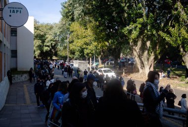 Özel okulların öğretmenleri ve çalışanları Porto Alegre 'de Covid' e karşı aşılandı. 2 Haziran 2021, Porto Alegre, Brezilya: Porto Alegre 'deki özel okulların öğretmenleri ve çalışanları IAPI' de Covid-19 'a karşı aşı için sıraya girdiler