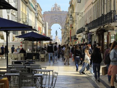 Corpus Christi tatili sırasında Lizbon 'da yoğun bir insan hareketi. 3 Haziran 2021, Lizbon, Portekiz: Corpus Christi tatili sırasında Coronavirus salgını sırasında Lizbon 'da yoğun bir hareket yaşandı. Fotoğraf: Edson 